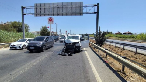 Alanya-Manavgat D-400 Karayolu'nda tur aracı tur otobüsüne arkadan çarptı