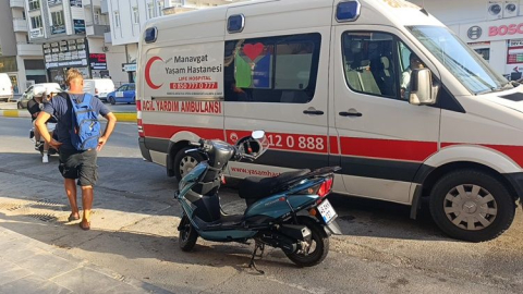 Manavgat'ta motorlu bisiklet kazası: Hafif ticari araca çarptı