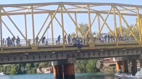 Atlamak için köprüye çıkan şahsı özel güvenlik görevlileri vazgeçirdi