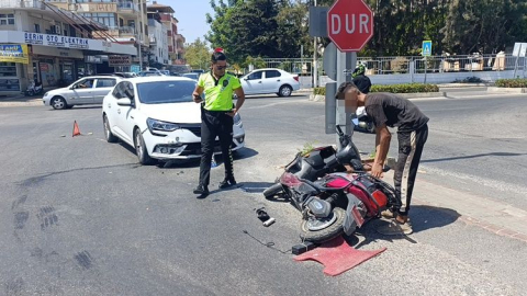 Mesleki Eğitim Merkezi önünde otomobil ile elektrikli motosiklet çarpıştı