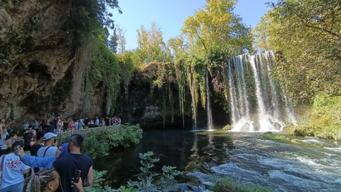 Düden Şelalesi ziyaretçilerin gözdesi oldu
