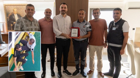 Manavgat Belediyesi'nden kahraman güvenlikçiye plaket
