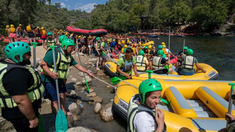 Antalyalı gazeteciler Beşkonak’ta raftingle stres attı