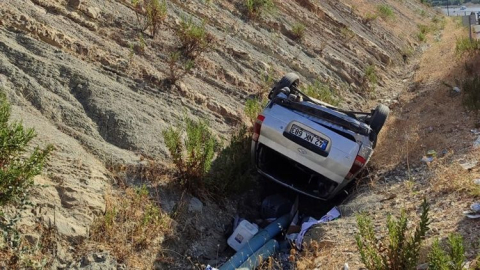 Şarampole yuvarlanan otomobilde 3 kişi yaralandı