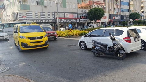 Motosiklet kaza sonrası otomobile çarparak durabildi