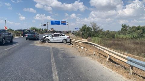 Otomobil Manavgat -Serik sınırında bariyerlere çarptı