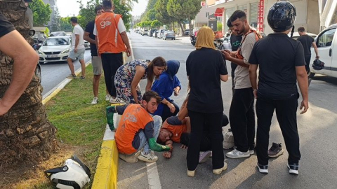 Seyir halinde çarpışan kuryelerden birisi ağır yaralandı