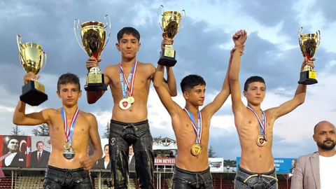 Manavgat Belediyesi güreşçilerinden Elmalı'da şampiyonluk