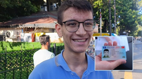 Ehliyetini PTT şubesinden aldı, sevincini trafik polisiyle paylaştı