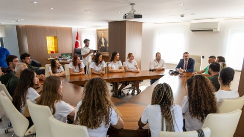 Kadın Voleybol Takımı’ndan Başkan Veki̇li̇ Çi̇çek’e zi̇yaret 