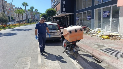 Motosiklet, yayalara yol vermek için duraklayan otomobile çarptı