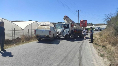 Kamyon ile otomobil kafa kafaya çarpıştı