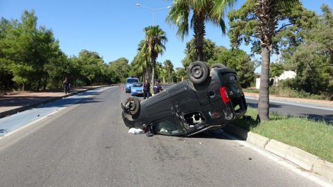 Refüjde palmiyeye çarpan araç takla attı