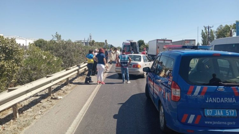 Şerit değiştiren motosiklet aynı istikametteki otomobile çarptı