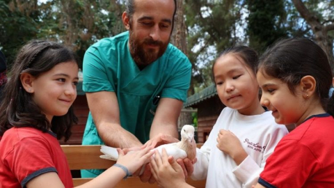 Çocuklar tedavisi tamamlanan güvercinleri doğaya saldı