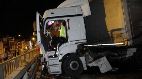 Otogar Köprülü Kavşağı'ndaki kazada ortalık savaş alanına döndü