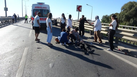 Bariyerlere çarpan otomobilin parçaları karşı şeride savruldu