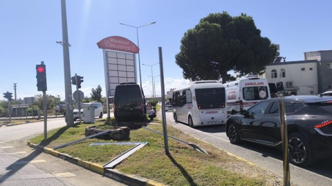 Tur minibüsü tabelaya çarptı, 8 turist yaralandı! Temizlik işçisi saniyelerle kurtuldu