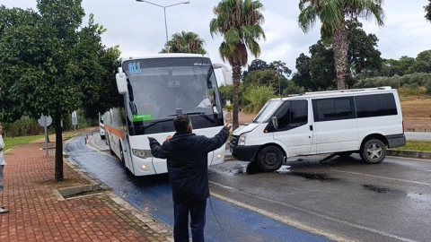 Kaldırıma çarpan Ford Transit ardından palmiyeye çarptı
