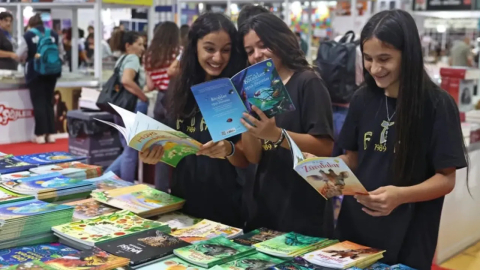 Antalya Kitap Fuarı’na öğrencilerden yoğun ilgi