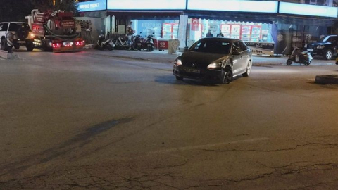 Seyir halindeki iken U dönüşü yapan otomobile çarptı