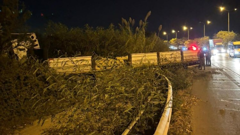 Çolaklı Mahallesi'nde çimento yüklü tır devrildi