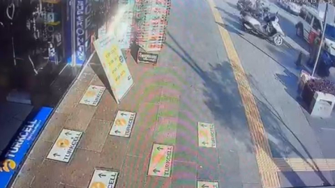 Araçlar durup yol verdi, durmayan araç turistlere çarptı