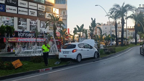 Aracıyla refüje çıktı, sinyalizasyon direğini devirip altına aldı
