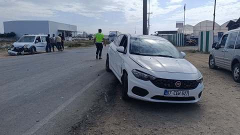 Otomobil U dönüşü yapan hafif ticari araca çarptı: 1 yaralı