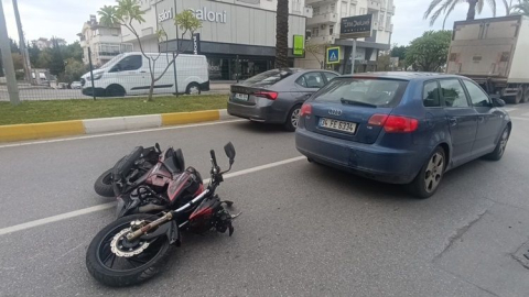 Yayaya yol veren otomobile çarpan motosikletli yaralandı