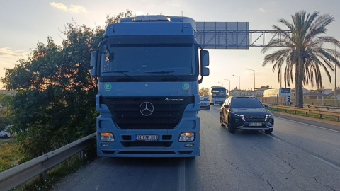 Çevreyolu Köprüsü’nde kamyon, tıra arkadan çarptı