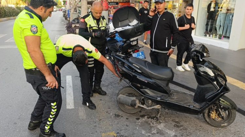 Küçük yaştaki ehliyetsiz sürücü yayaya yol veren araca çarptı