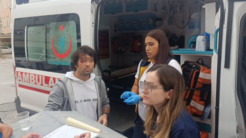 Hafif ticari araca çarpmamak için motosikleti devirdi