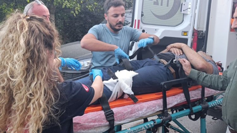 Ağaçtan düştü, ayağına duvarın korkuluk demiri saplandı