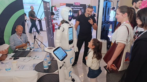 Manavgat Dijital Zirve 5’te yerli yapay zeka robota büyük ilgi