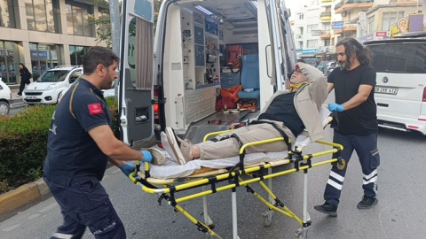 Seyir halindeki motosiklet ara sokağa dönen minibüse çarptı