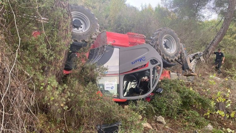 Çakış Mahallesi'nde iş makinesi devrildi