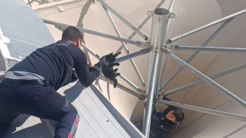 Çatıda mahsur kalan kediyi itfaiye ekipleri kurtardı