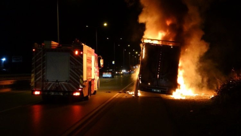 Yanan nakliye aracındaki elektronik eşyalar küle döndü