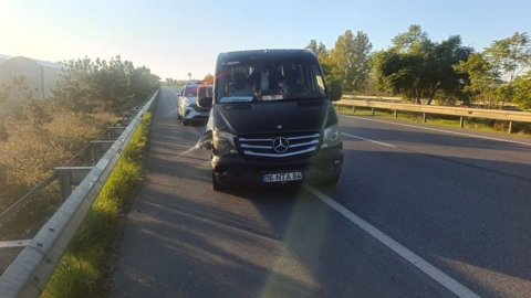 Lastiği patlayan araç Taşağıl Mahallesi'nde bariyerlere çarptı