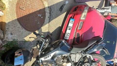 Kızılağaç Sağlıkçılar Sokağı'nda motosiklet ile otomobil çarpıştı