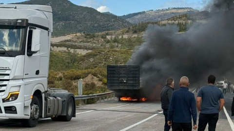 Mermer yüklü tır yangında küle döndü