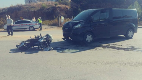 Havaya fırlayıp asfalta düştü. Kaskla korundu