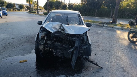 Palmiyeye çarpan otomobilin sürücüsü yaralandı
