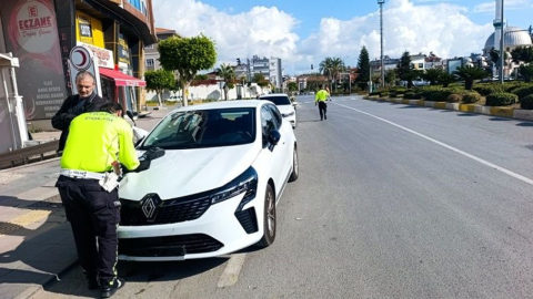 Kırmızı ışık ihlali yaptı motosikletle çarpıştı