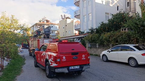 Patlayan su borusu çatıdaki yangını söndürdü