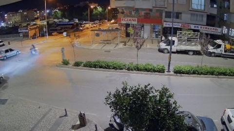 Aracın üstünden uçan motosiklet sürücüsü yaralandı