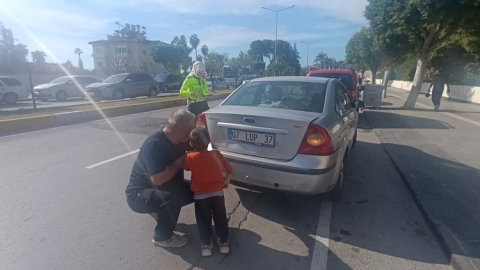 Kaza sonrası küçük çocuk gözyaşlarına boğuldu