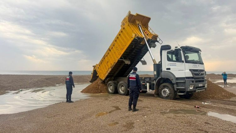 Manavgat Belediyesi çalınan kumları doğal alanına taşıdı