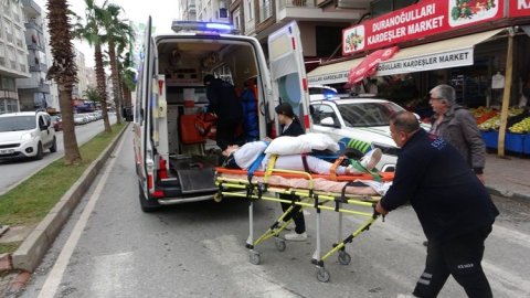 Aracın açılan kapısına seyir halindeki motorlu bisiklet çarptı